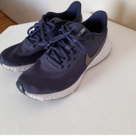Nike Women's Navy and White Sneakers - Picture 3 of 6